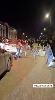 ירושלים: חרדים קיצוניים חוסמים את הרכבת הקלה וצירי תנועה...