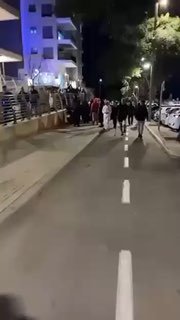 פעילי ימין מתחת לביתה של העיתונאית לוסי אהריש....