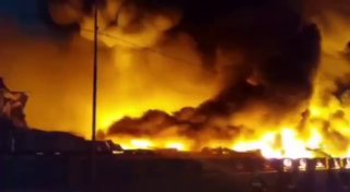 מקרי? שריפת ענק פרצה במפעל הזיקוק הגדול בעיר אבאדאן...