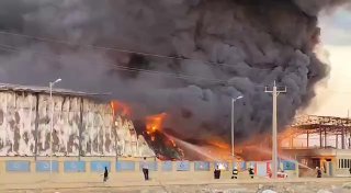 איראן: שריפת ענק במפעל כימי בדרום-מערב המדינה...