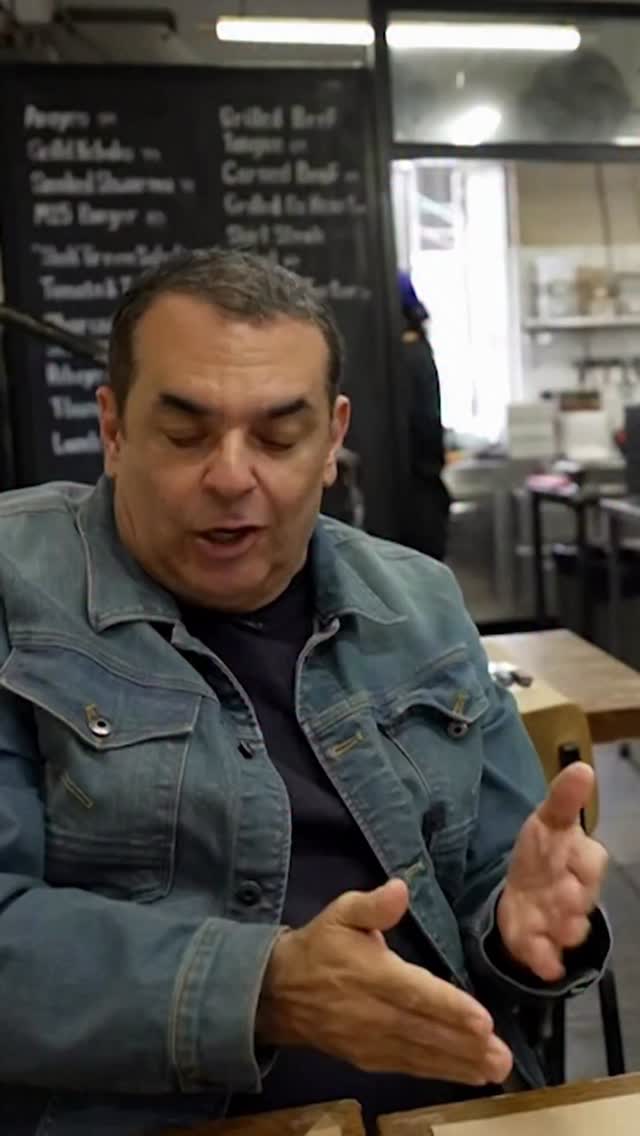 ⁨ ניב גלבוע מנסה לברר כיצד התלונות של המסעדנים בשנים...