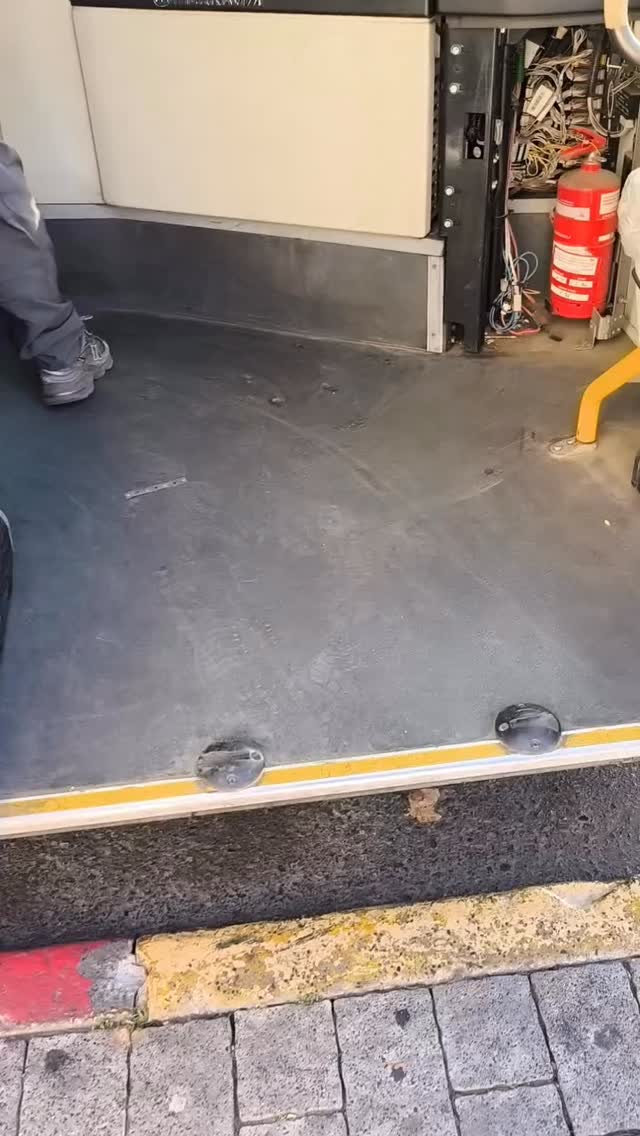 כמה זמן חכה גברת, כן מה רוצה? בבקשה!!...