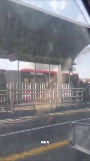 עשן עולה מאיזור הממשלה בטהרן....