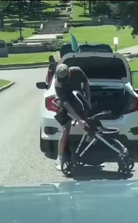 כמה גברים אתה צריך כדי להתמודד עם עגלת תינוק? 😄...