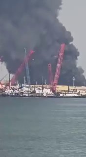 ענני עשן שחור ואדירים מיתמרים ממפקדת הצי החמישי של חיל הים...