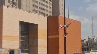 טילי שיוט חולפים מעל כיכר טופקאנה בטהרן כאשר מערכות הגנה...