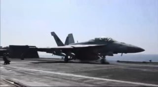 האמריקאים מפרסמים תיעוד מהמראה של מטוסי קרב מנושאת המטוסים...
