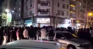 יוצאים לרחובות...