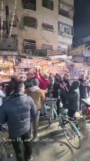 בדמשק, סוריה, מחלקים ממתקים בחגיגה על חיסולו של ח'אמנאי....