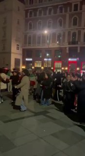 חגיגות שמחה גדולות על מותו של ח׳אמנאי גם בווינה בירת אוסטריה ....