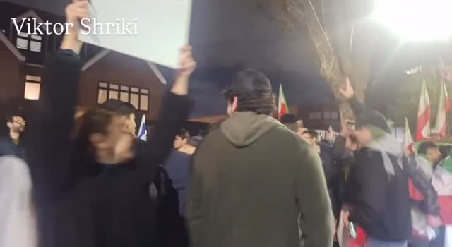 בלונדון חוגגים עם דגלי ישראל ודגל איראן שלפני המהפכה...