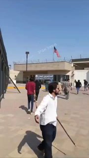 פקיסטן: מפגינים התומכים במשטר המולות מסתערים על הקונסוליה...