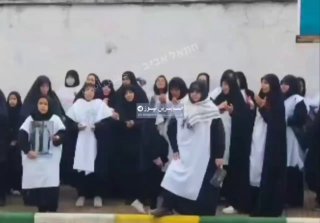 נשים איראניות לבושות שקי אבל ותכריכים אי שם באיראן....