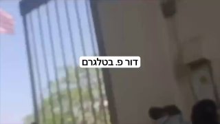 כוחות ביטחון פקיסטנים יורים לעבר מפגינים שיעים שהתפרצו לעבר...