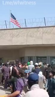 מפגינים פרו-איראניים פרצו למתחם החיצוני של הקונסוליה...