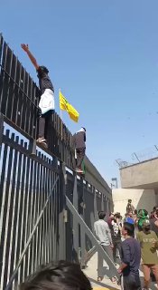 🎥 בהמשך למהומות מחוץ לשגרירות ארה״ב בפקיסטן: דווח על 8 הרוגים...