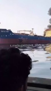 חילוץ אנשים מהספינה שנפגעה על ידי משמרות המהפכה האיראנית...