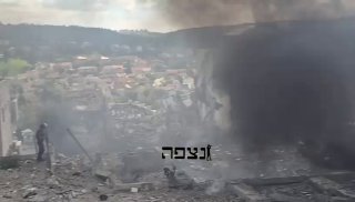 תיעוד מזירת הנפילה בבית שמש - צוותי מד״א מעניקים טיפול רפואי...