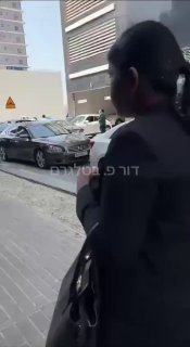 אזרחים מתפנים מרחובות בחריין לאחר שספגו פגיעות....