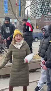 מפגינים גולים איראנים בטורונטו אל מול תומכי משמרות המהפכה עם...