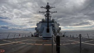 המשחתת USS תומאס הדנר (DDG 116) יורה טילי טומהוק...