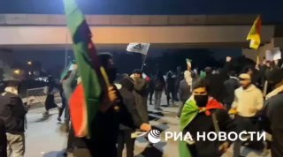 מפגינים בבגדד מנסים לפרוץ אל השגרירות האמריקאית....