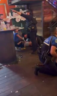 הרגעים הראשונים של הירי בתוך מועדון לילה באוסטין, טקסס, שהביא...