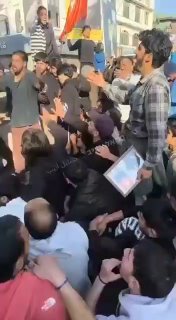 השיעים בחבל קשמיר שבהודו מתאבלים על לכתו של עלי ח'מינאי....