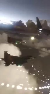 מתדלק אמריקני ממלא את המיכלים של מטוסי F15 ישראלים....