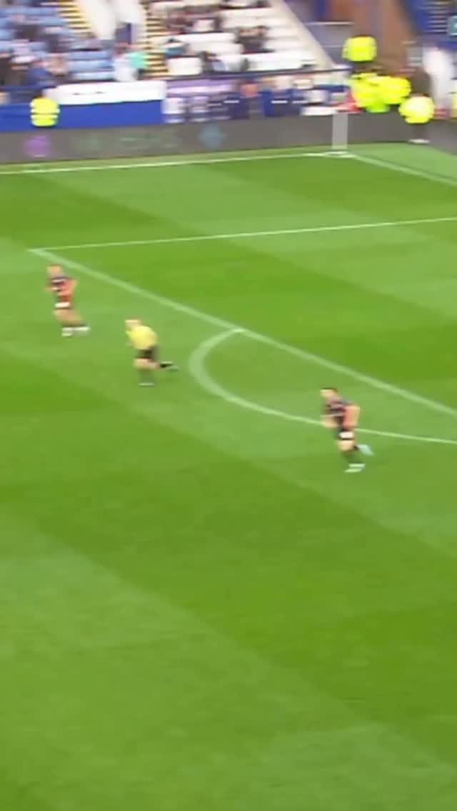 דניאל פרץ מפגין שליטה בכדור שמזכירה לנו שוער אחר של באיירן...