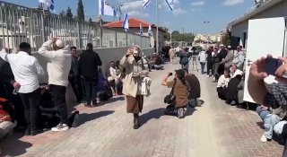 אזעקות בזמן ההלוויה של רונית ושרה אלימלך שנהרגו אתמול בפגיעת...
