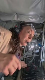 מטוס תדלוק אמריקני מבצע תדלוק באוויר....