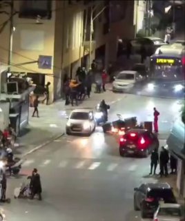 בלאגן בבני ברק הערב: עשרות שבבניקים משתוללים ומציתים פחים...