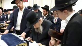 ישראל כהן בתיעוד: רבן של ישראל מרן הגר"ד לנדו בקריאת המגילה....