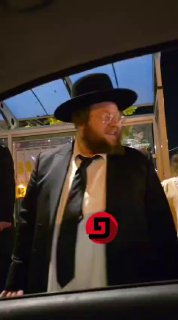 קטע נוסף של הזמר אושי פרוש שהתחפש להגרש"ב סורוצקין בשיחה עם...