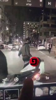 השתוללות של נוער שולים בבני ברק הערב. המשטרה כבר 20 דקות אומרת...