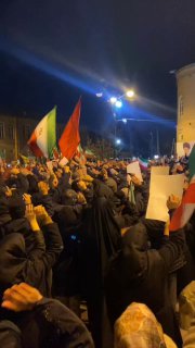 הפגנה המונית באורמיה: תומכי המשטר קוראים לנקמה על מות חמינאי....