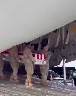 כבוד אחרון להרוגים האמריקאים במלחמה מול איראן....