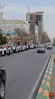 איראן: מאות נשים שיעיות צעדו עטופות בתכריכים לבנים כאות אבל...