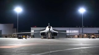 אמש, מפציצים אמריקאים מדגם B-1 תקפו בעומק איראן כדי לפגוע...