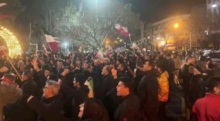 מוקדם יותר הלילה בטהראן: תומכי משטר המולות יצאו לרחובות...