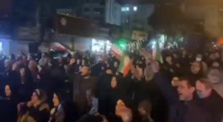 מוקדם יותר הלילה בטהראן: תומכי משטר המולות יצאו לרחובות...