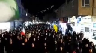 מוקדם יותר הלילה בטהראן: תומכי משטר המולות יצאו לרחובות...