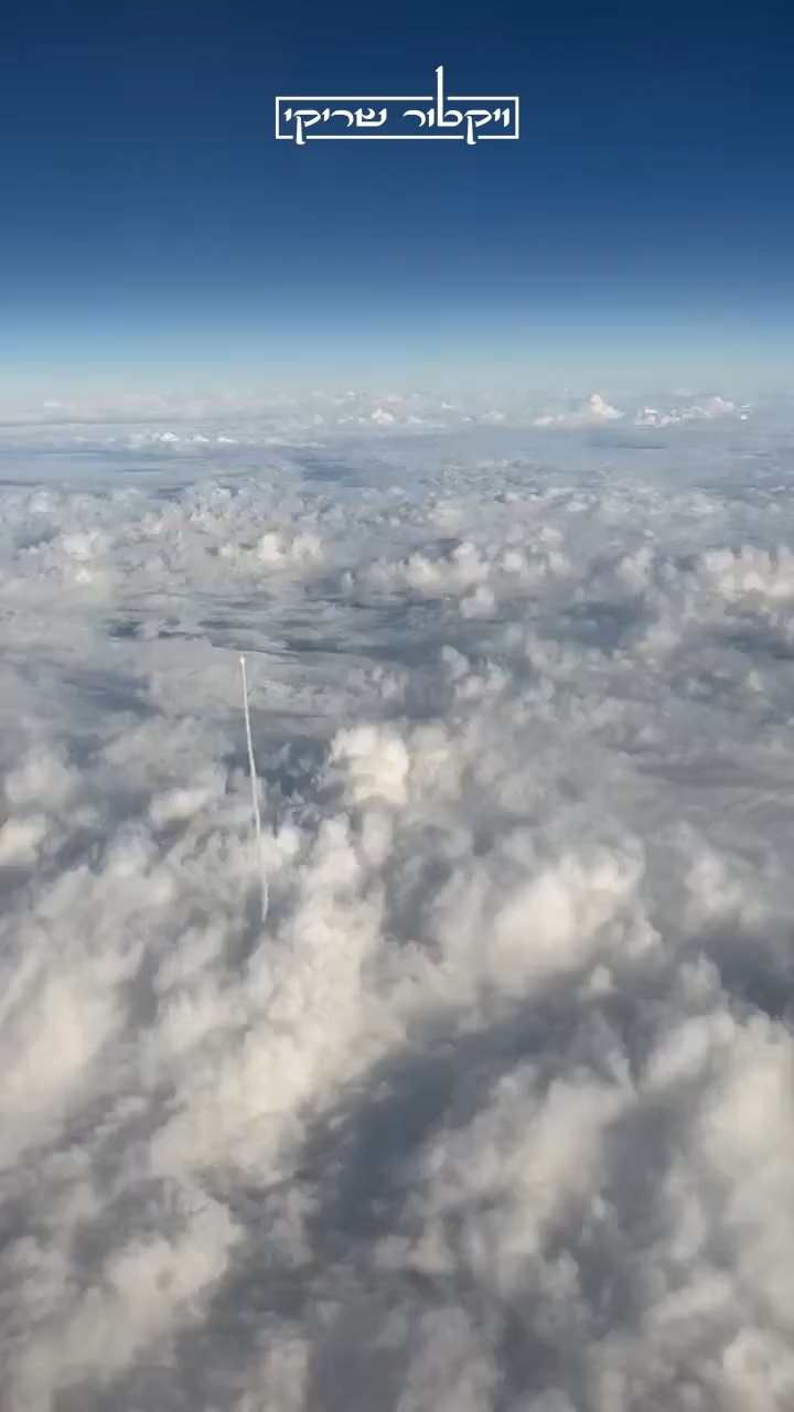 תיעוד דרמטי: טיל בליסטי חולף סמוך למטוס נוסעים שהיה באוויר...