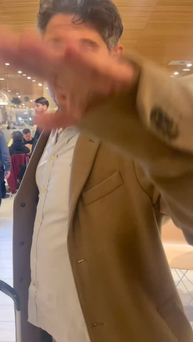 הייתי בעצירה מתחם הוויאייפי במדריד רק רציתי להתקלח בכיף לפני...