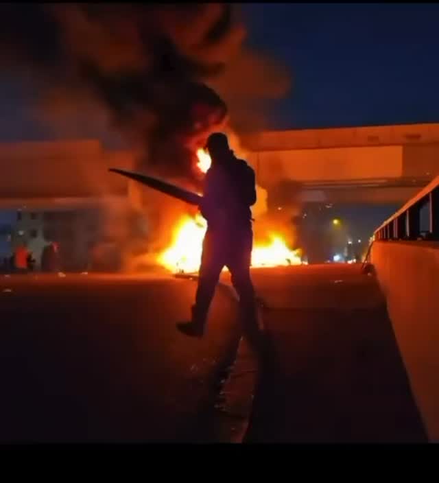 על פי הדיווחים, המתיחות בעיראק גוברת כאשר המפגינים נעים לעבר...