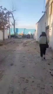 אזרחית איראנית עוברת בסמוך לבסיס של באסיג' שהותקף ע"י ישראל...