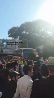 ריקודים ליד הבניין שנפגע בבני ברק...