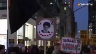 שלט של ח’אמנהאי בהפגנה נגד המתקפה באיראן בארה"ב, מול מגדל...