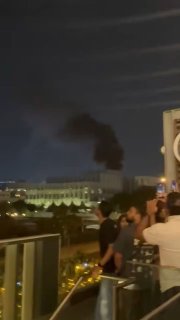 עשן שחור מיתמר מעל מבנה הקונסוליה האמריקאית בדובאי בעקבות...